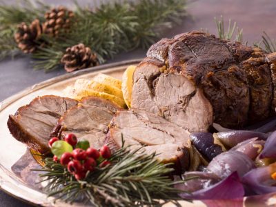 hoher-winkel-des-weihnachtssteaks-auf-teller-mit-tannenzapfen