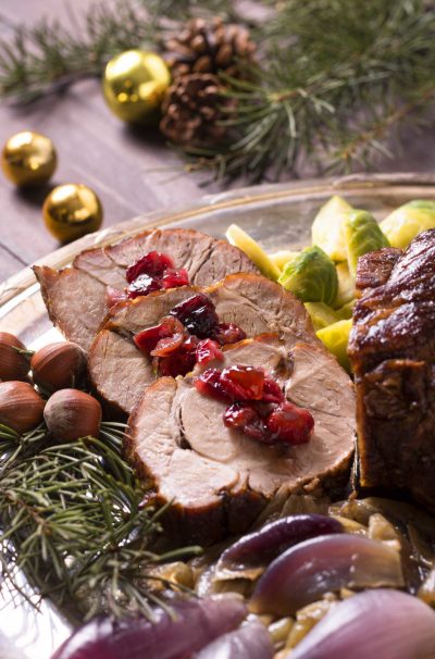 hoher-winkel-des-weihnachtssteaks-auf-teller-mit-tannenzapfendekor